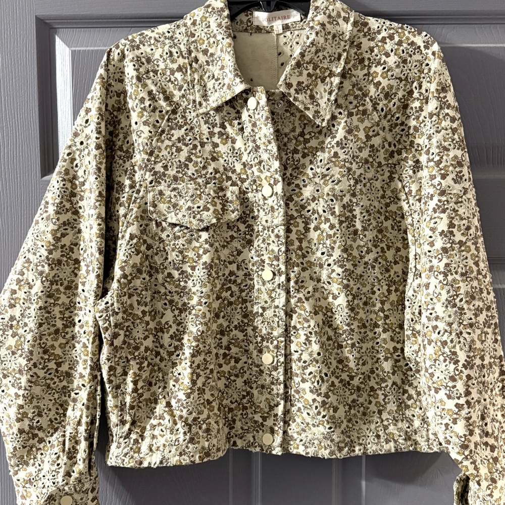 Cropped jacket. Eyelet / denim type material.